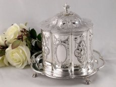 画像1: 打ち出し彫刻が美しい　ヴィクトリアン　ビスケットジャー (1)