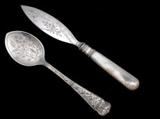 画像1: 手彫り ヴィクトリアン シルバープレート 白蝶貝 バターナイフ & ジャムスプーンセット (1)