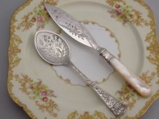 画像4: 手彫り ヴィクトリアン シルバープレート 白蝶貝 バターナイフ & ジャムスプーンセット (4)