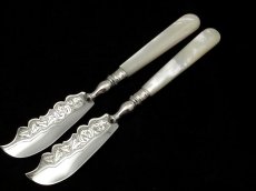 画像1: ペア 純銀 & 白蝶貝 ヴィクトリアンバターナイフセット (1)