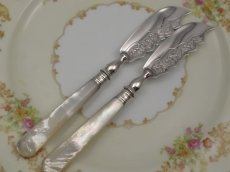 画像2: ペア 純銀 & 白蝶貝 ヴィクトリアンバターナイフセット (2)