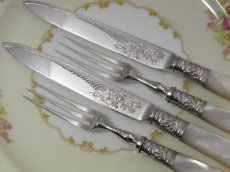 画像4: ヴィクトリアン 白蝶貝ハンドル 純銀/シルバープレート　デザートカトラリー2組セット (4)