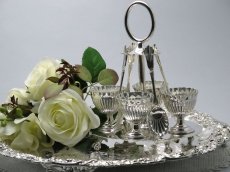 画像1: ヴィクトリアン シルバープレート シェル型スプーンつきエッグスタンド (1)