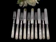 画像1: ヴィクトリアン 白蝶貝ハンドル　デザートカトラリー5組セット　美彫刻 (1)