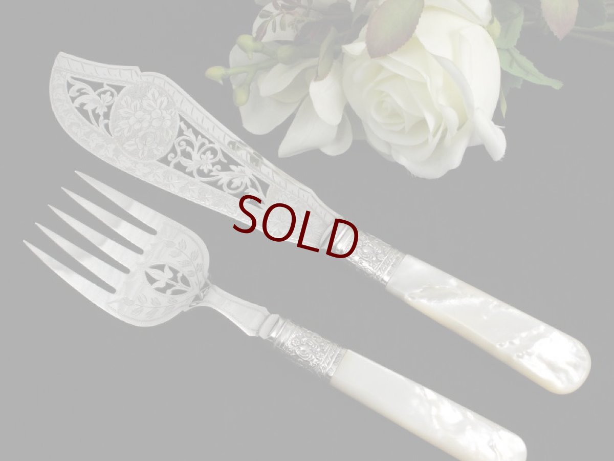 画像1: 純銀・シルバープレート白蝶貝ハンドル透かし細工の美しい サービングナイフ＆フォーク (1)