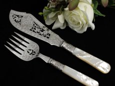 画像1: 純銀・シルバープレート白蝶貝ハンドル透かし細工の美しい サービングナイフ＆フォーク (1)