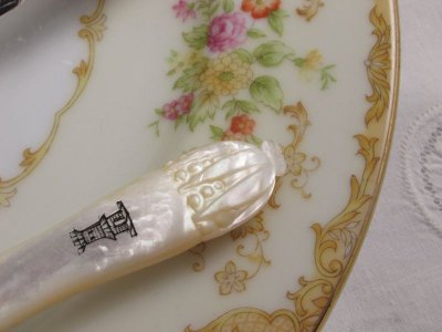 画像2: ヴィクトリアン 白蝶貝ハンドル美彫刻 デザートカトラリー 12組セット