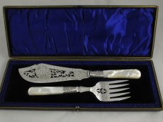 画像5: 純銀・シルバープレート白蝶貝ハンドル透かし細工の美しい サービングナイフ＆フォーク (5)