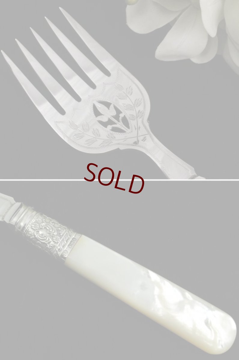画像3: 純銀・シルバープレート白蝶貝ハンドル透かし細工の美しい サービングナイフ＆フォーク (3)
