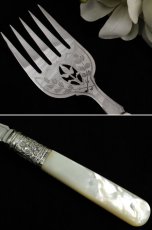 画像3: 純銀・シルバープレート白蝶貝ハンドル透かし細工の美しい サービングナイフ＆フォーク (3)