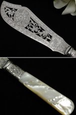 画像2: 純銀・シルバープレート白蝶貝ハンドル透かし細工の美しい サービングナイフ＆フォーク (2)