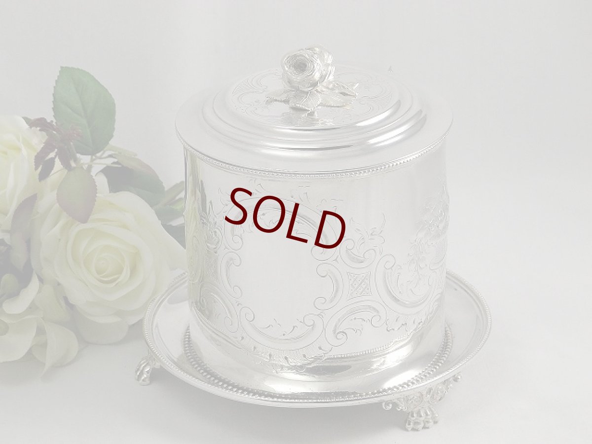 画像1: ヴィクトリアン 薔薇の摘みと花かごの彫刻のビスケットジャー (1)