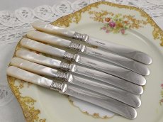 画像2: 1927年Walker & Hall　純銀/シルバープレート 白蝶貝ハンドル スコーンナイフセット (2)