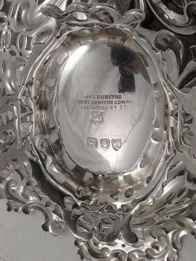 画像1: 1894年 リボン、ハートモチーフ　透かし細工 ボンボンディッシュ