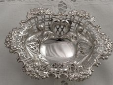 画像3: 1894年 リボン、ハートモチーフ　透かし細工 ボンボンディッシュ (3)