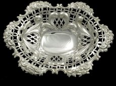 画像1: 1894年 リボン、ハートモチーフ　透かし細工 ボンボンディッシュ (1)