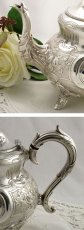 画像2: ヴィクトリアンロココ 小鳥の摘みとお花の彫刻が豪華なティーポット (2)