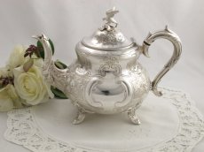 画像1: ヴィクトリアンロココ 小鳥の摘みとお花の彫刻が豪華なティーポット (1)
