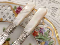 画像4: ヴィクトリアン　ペア　白蝶貝ハンドル　バターナイフセット (4)