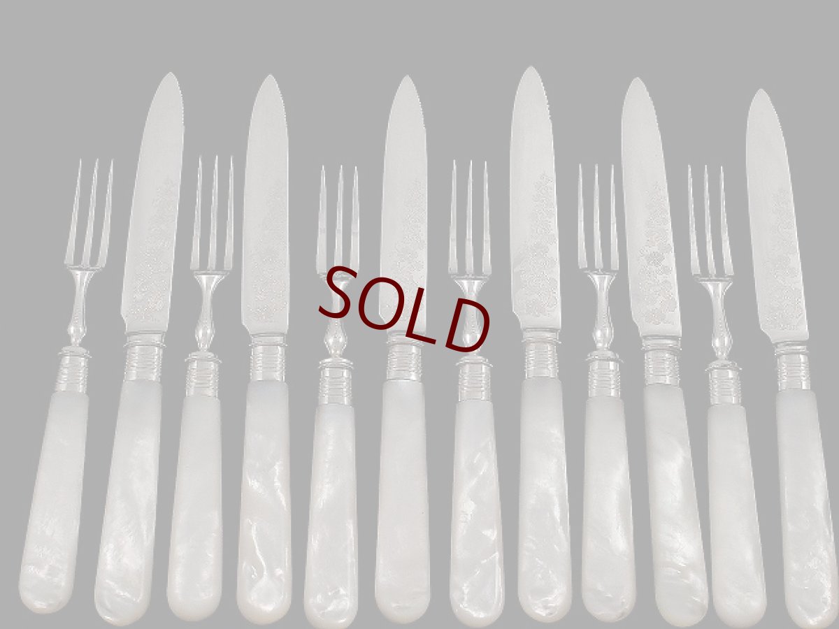 画像1:  1920年代 マッピン＆ウェッブ お花の彫刻 白蝶貝 デザートカトラリー6組セット　その２ 　 (1)