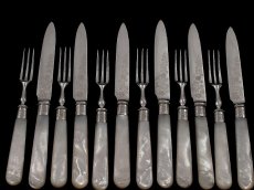 画像1:  1920年代 マッピン＆ウェッブ お花の彫刻 白蝶貝 デザートカトラリー6組セット　その２ 　 (1)