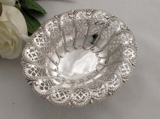 画像2: ヴィクトリアン/エドウォーディアン 透かし細工の美しいボンボンディッシュ (2)
