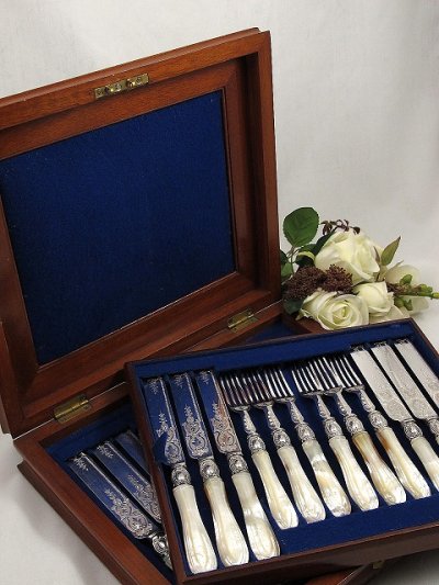 画像1: ヴィクトリアン中期　美彫 白蝶貝ハンドル デザートカトラリー6組セット　その2　