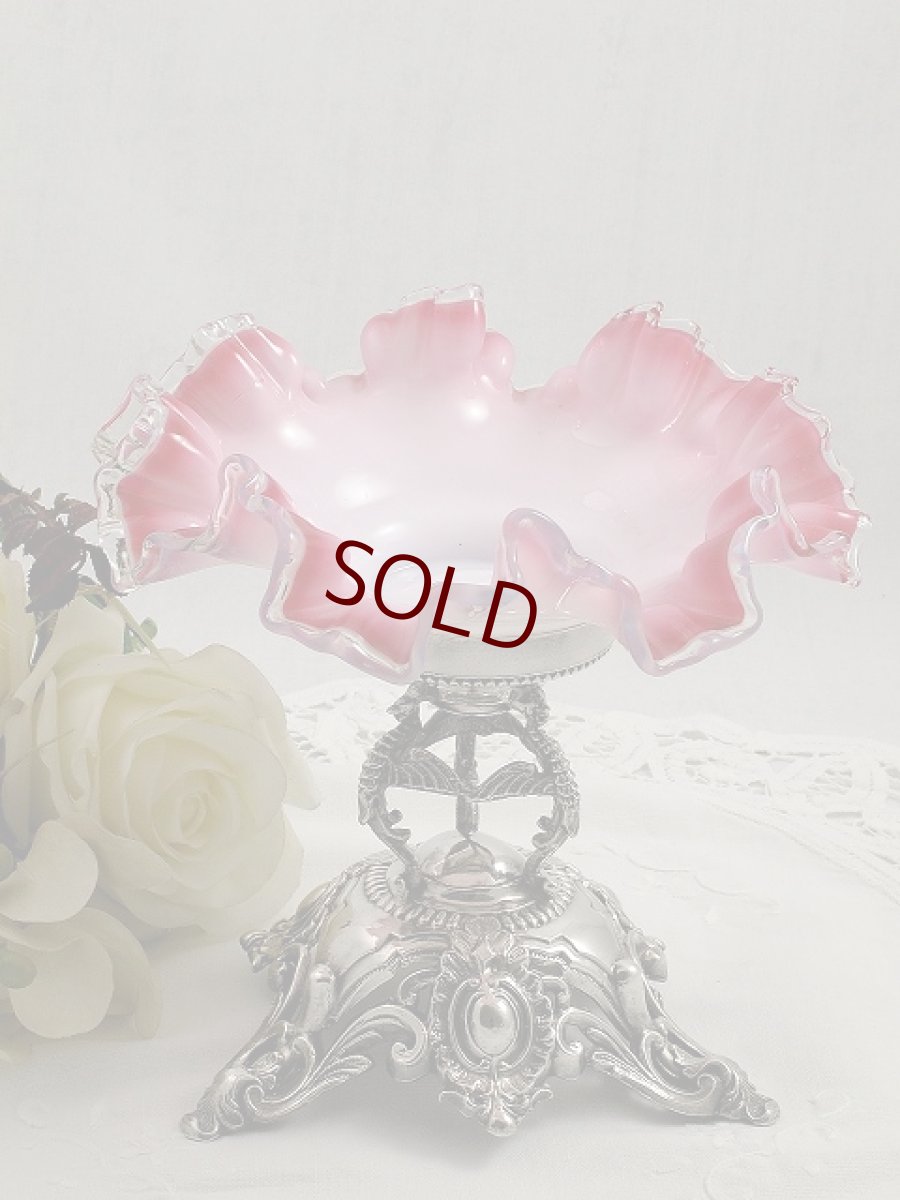 画像1: 1900年前後 ロココ調 クランベリーミルクグラス ボンボンディッシュ＆スタンド (1)