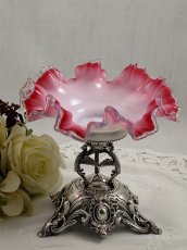 画像1: 1900年前後 ロココ調 クランベリーミルクグラス ボンボンディッシュ＆スタンド (1)