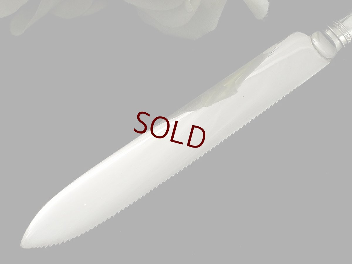 画像4: １９１５年ごろ白蝶貝ハンドルケーキナイフ＆フォークセット (4)