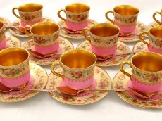 画像1: 1916年ロイヤルウスター金彩手描きブーケデミタスカップ＆ソーサー＆純銀金鍍金エナメルスプーン12組セット (1)