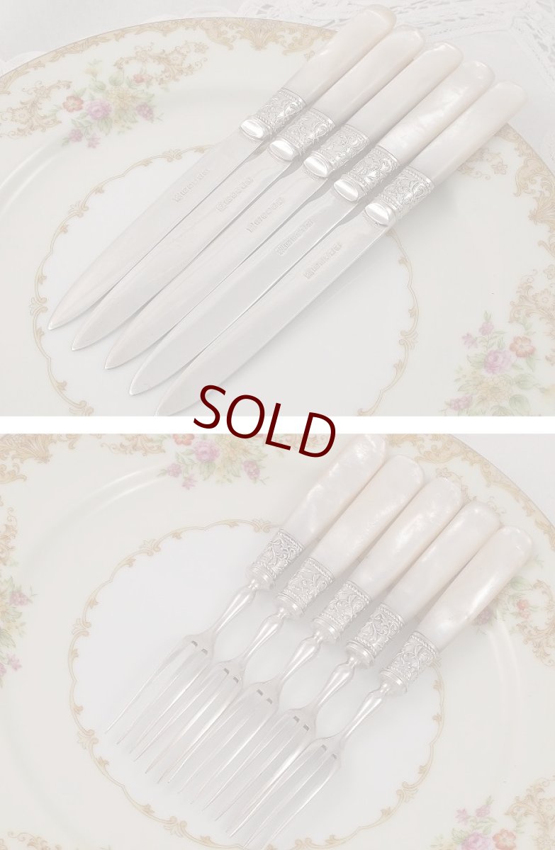 画像5: ヴィクトリアン後期　美彫 白蝶貝ハンドル デザートカトラリー5組セット (5)