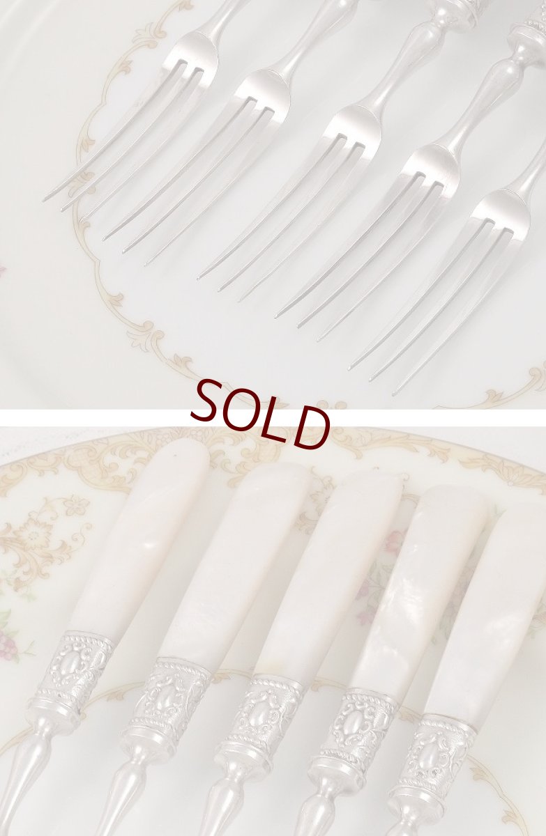 画像4: ヴィクトリアン後期　美彫 白蝶貝ハンドル デザートカトラリー5組セット (4)
