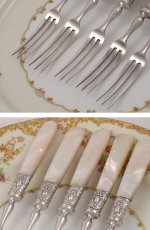 画像4: ヴィクトリアン後期　美彫 白蝶貝ハンドル デザートカトラリー5組セット (4)