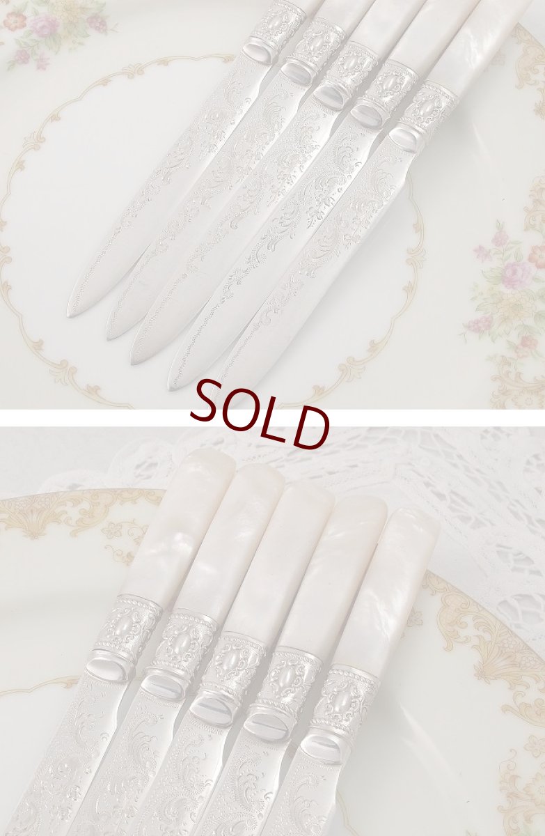 画像3: ヴィクトリアン後期　美彫 白蝶貝ハンドル デザートカトラリー5組セット (3)