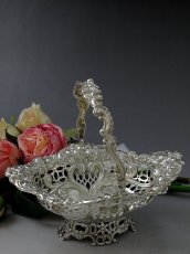 画像1: 純銀製（９２５）1894年　お花のエンボス、透かし細工の美しいボンボンディッシュ (1)