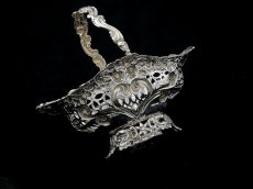 画像4: 純銀製（９２５）1894年　お花のエンボス、透かし細工の美しいボンボンディッシュ (4)