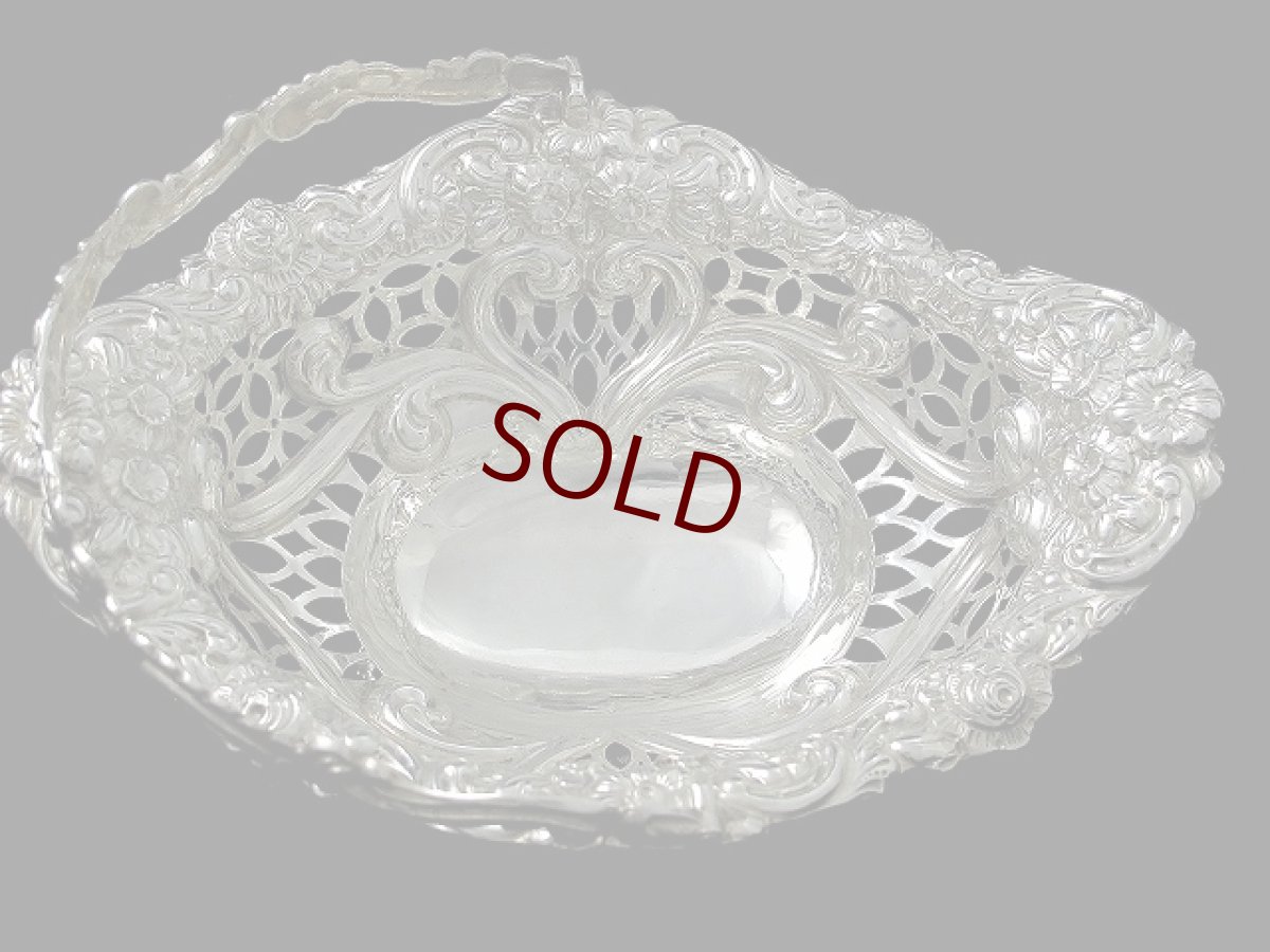 画像2: 純銀製（９２５）1894年　お花のエンボス、透かし細工の美しいボンボンディッシュ (2)