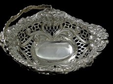画像2: 純銀製（９２５）1894年　お花のエンボス、透かし細工の美しいボンボンディッシュ (2)