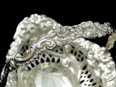 画像1: 純銀製（９２５）1894年　お花のエンボス、透かし細工の美しいボンボンディッシュ