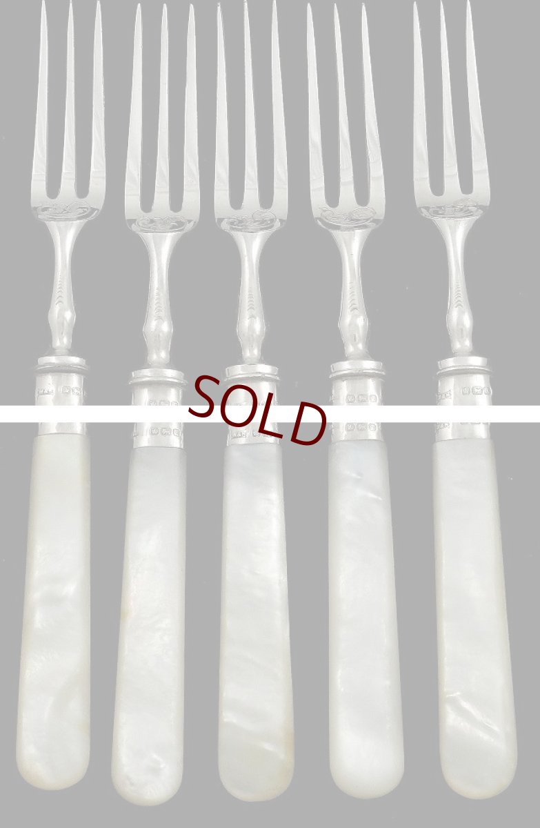 画像4: 1915/16年 Walker & Hall 白蝶貝ハンドル 手彫り彫刻 デザートカトラリー5組セット　 (4)