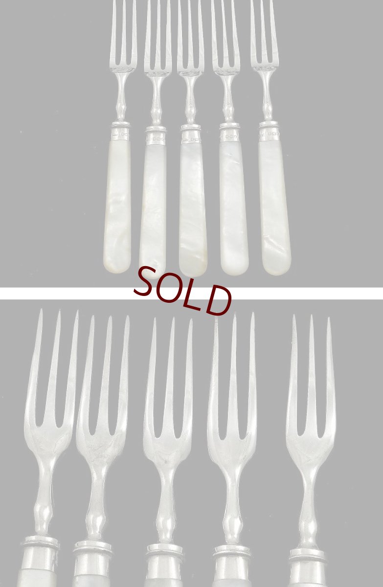 画像5: 1915/16年 Walker & Hall 白蝶貝ハンドル 手彫り彫刻 デザートカトラリー5組セット　 (5)