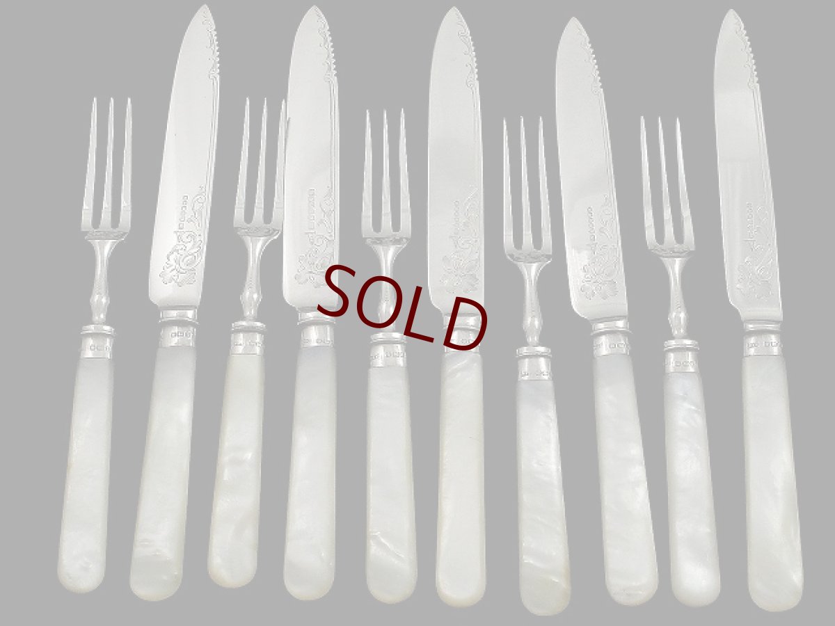 画像1: 1915/16年 Walker & Hall 白蝶貝ハンドル 手彫り彫刻 デザートカトラリー5組セット　 (1)