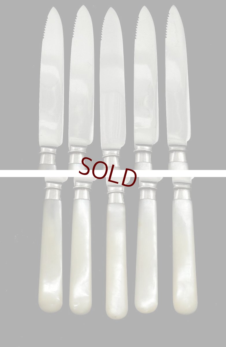 画像3: 1915/16年 Walker & Hall 白蝶貝ハンドル 手彫り彫刻 デザートカトラリー5組セット　 (3)