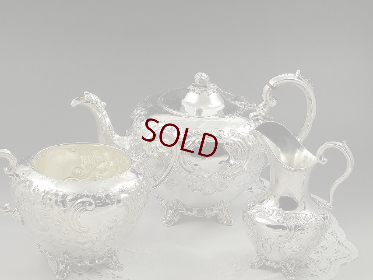 画像1: ヴィクトリア時代後期 ハンドチェイスド（手彫り）　つぼみの摘み　ティーセット (1)