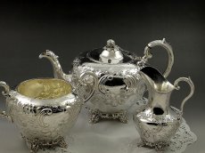 画像1: ヴィクトリア時代後期 ハンドチェイスド（手彫り）　つぼみの摘み　ティーセット (1)