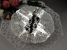 画像2: ヴィンテージ　 透かし細工　スタンドが高めの  サンドイッチトレイ (2)