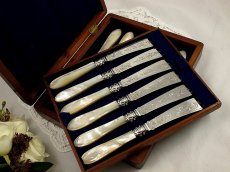 画像1: ヴィクトリアン　Martin, Hall & Co.　白蝶貝ハンドル　ナイフ６本セット　　その２ (1)