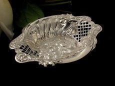 画像1: 純銀製（925）1895年ヴィクトリアン　薔薇　エンボス彫刻　　ピンディッシュ (1)