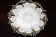 画像1: ヴィクトリアン　美彫刻　カーストワークボーダー　脚付きサルヴァ (1)